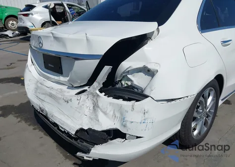 2018 Mercedes-Benz C 300 z USA, uszkodzony, nr VIN 55SWF4JB3JU263701